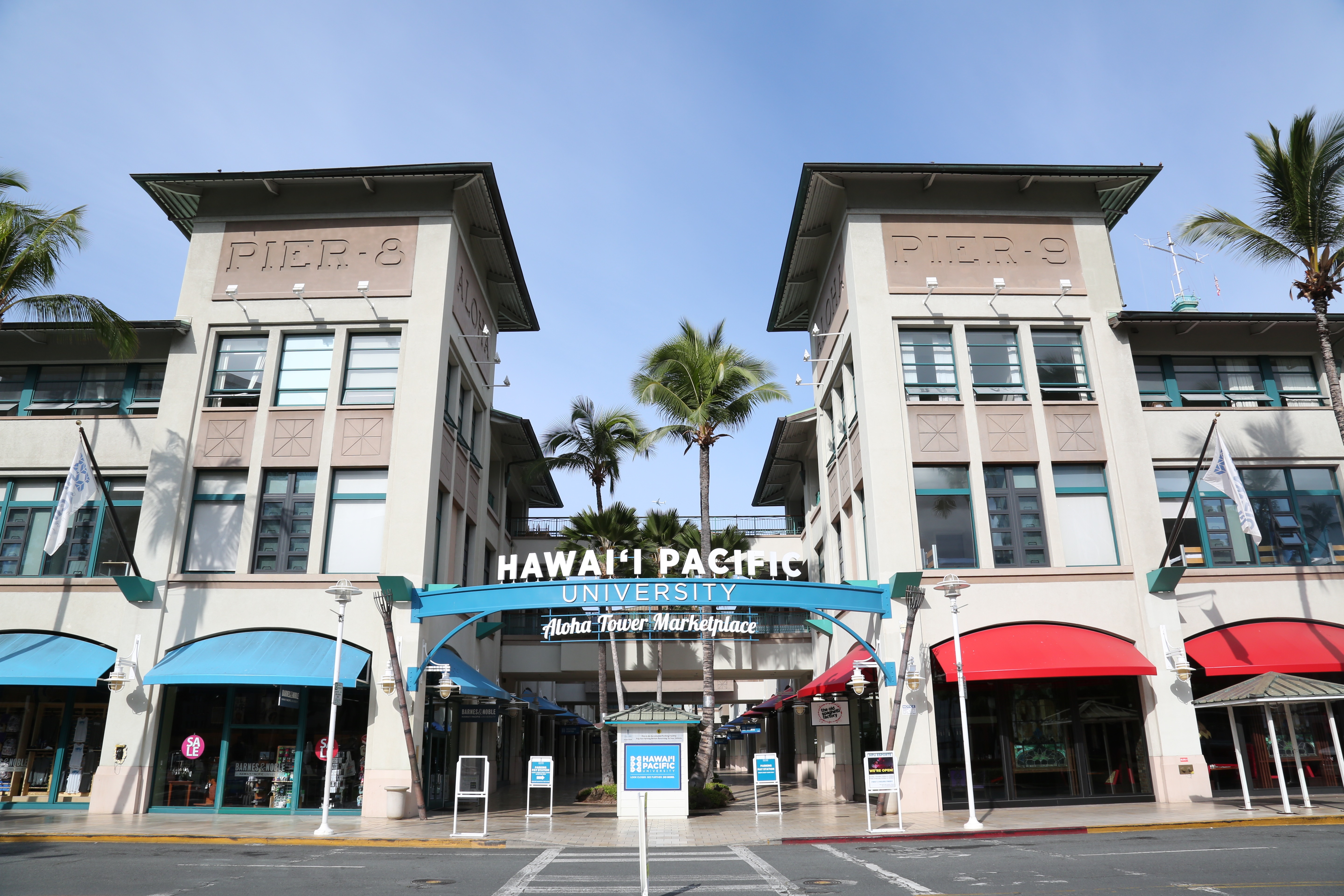 Pacific university. Hawaii Pacific. Университет Пасифик. Университет Гавайи. Башня АЛОХА.